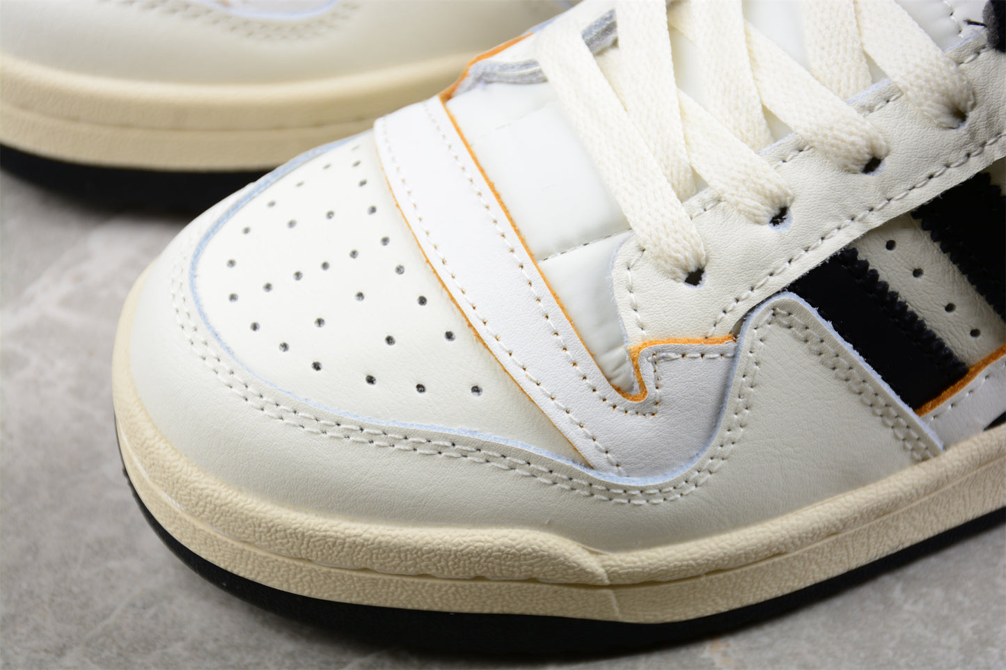 adidas Forum 84 Low in Off White/Core Black