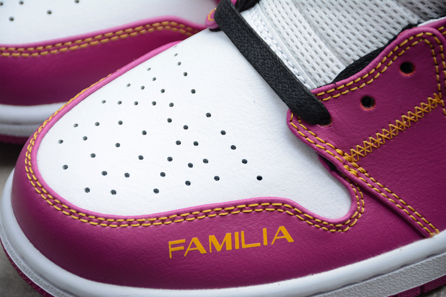Air Jordan 1 Mid "Familia"