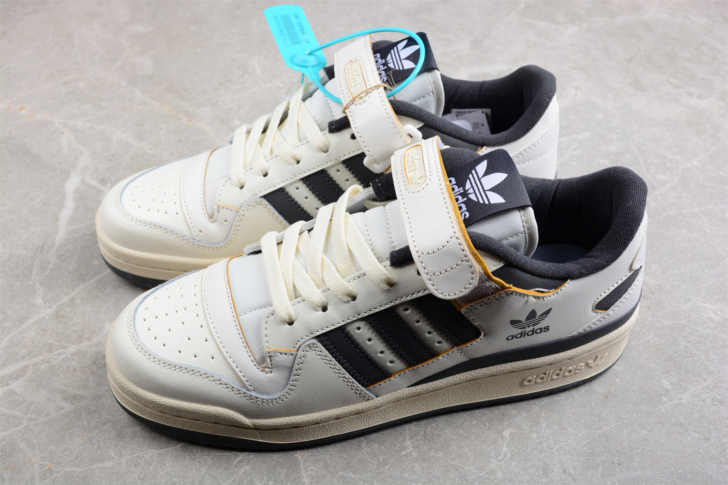 adidas Forum 84 Low in Off White/Shadow Navy