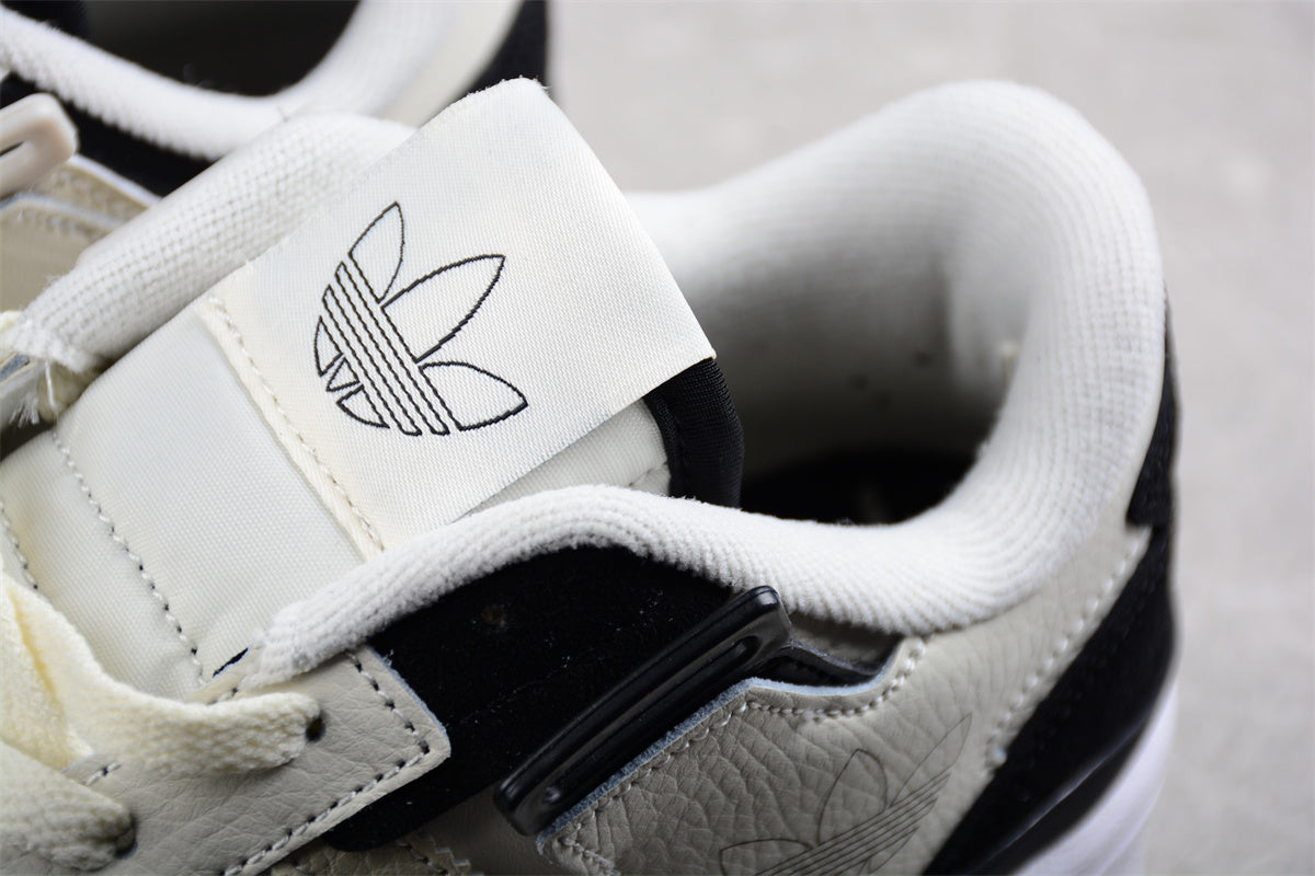 adidas Forum Exhibit Low in Cream White/Black