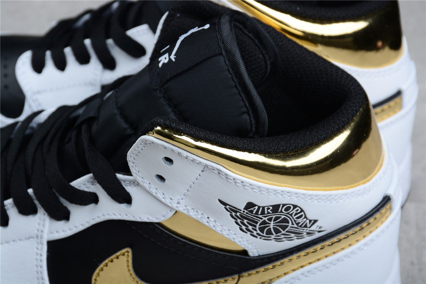 Nike Air Jordan 1 Mid GS White Gold Black