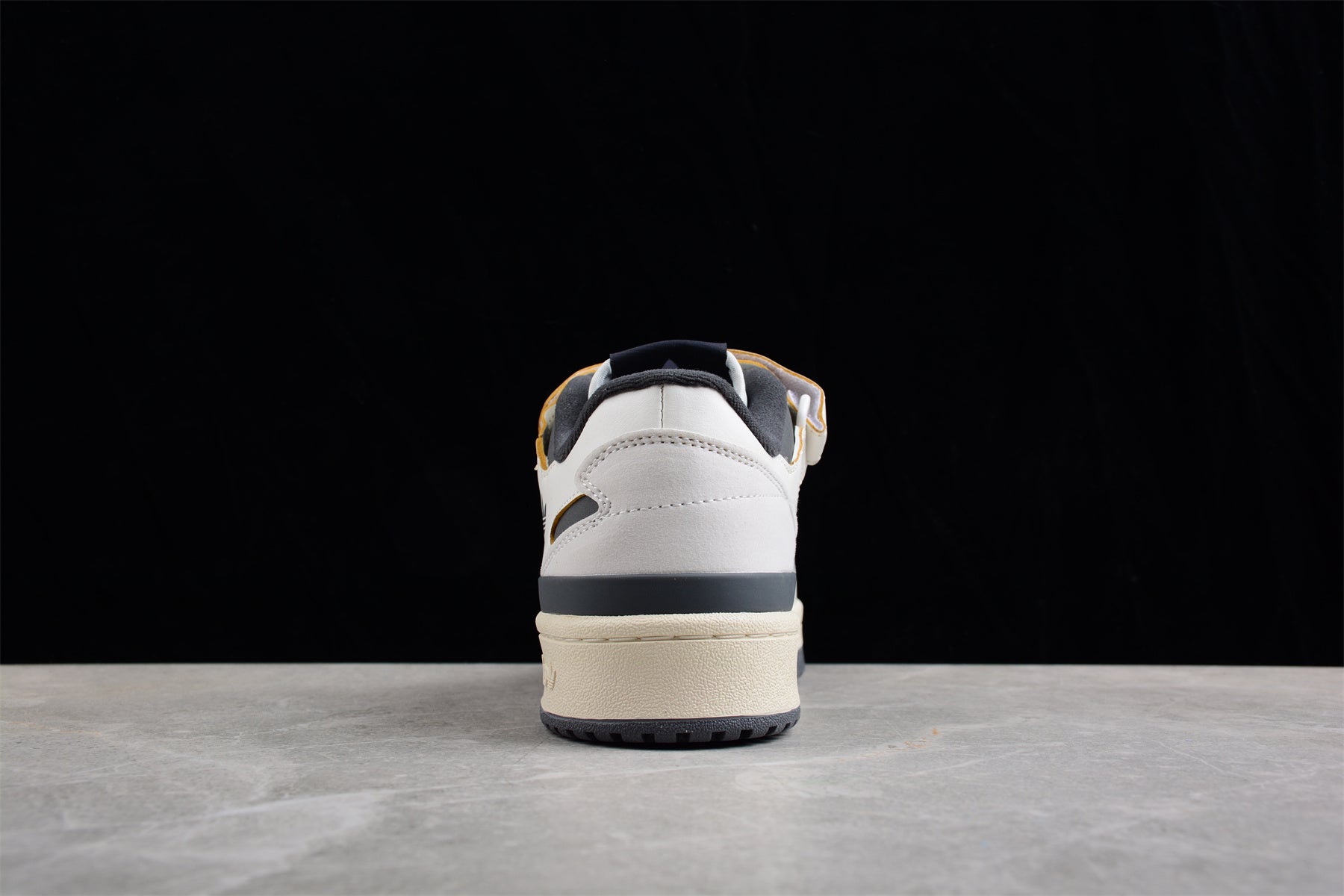 adidas Forum 84 Low in Off White/Shadow Navy