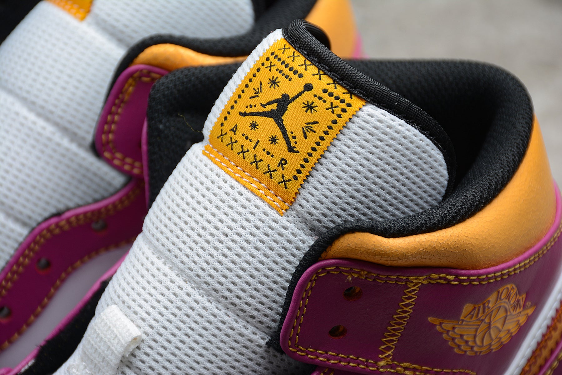 Air Jordan 1 Mid "Familia"