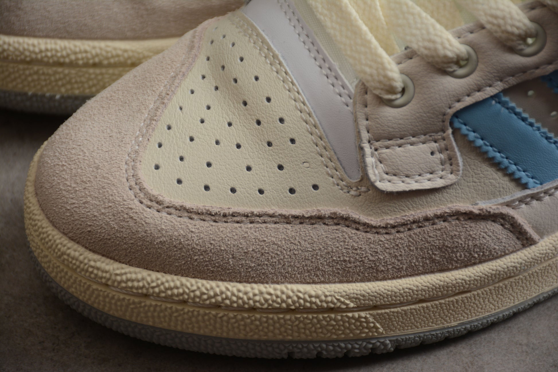 adidas Forum 84 Low CL in Off‑White / Preloved Blue