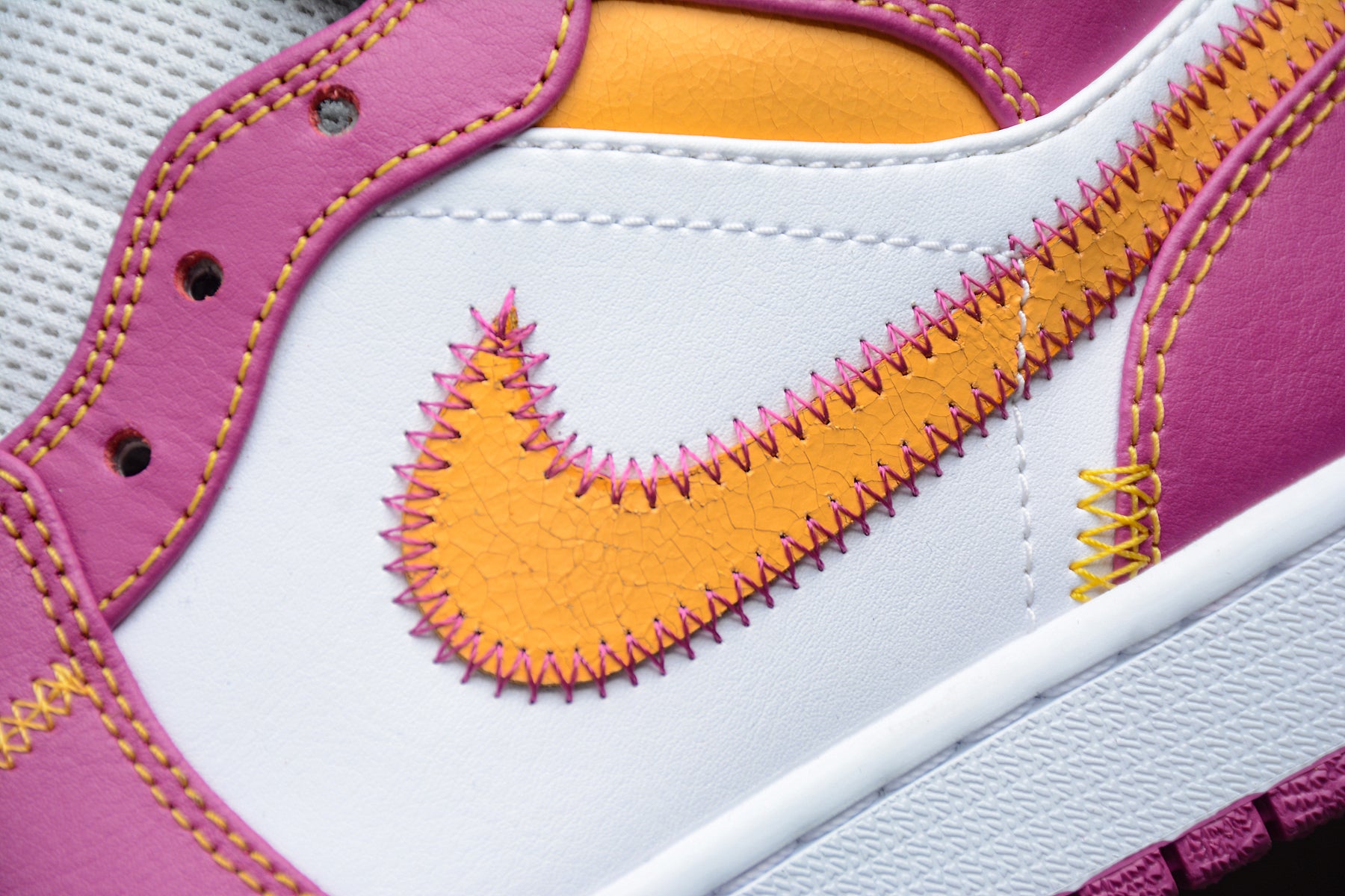 Air Jordan 1 Mid "Familia"