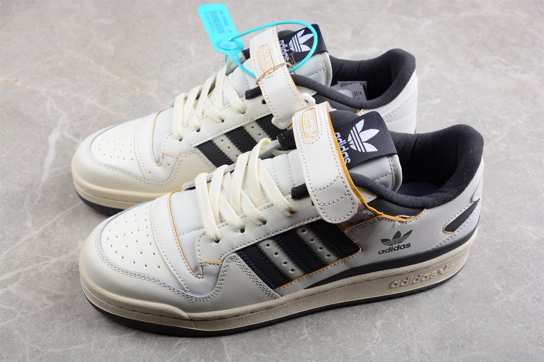 adidas Forum 84 Low in Off White/Shadow Navy