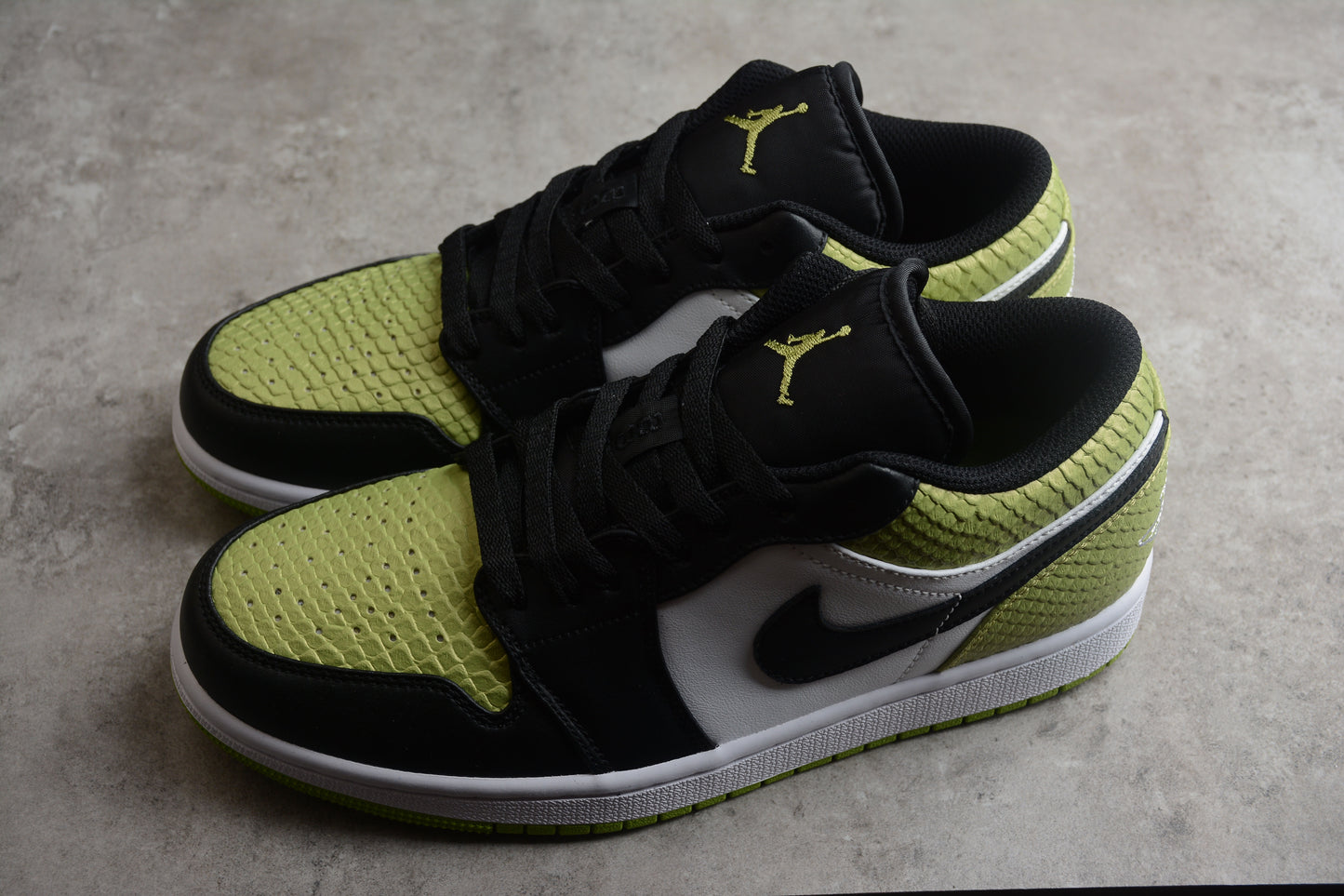 Air Jordan 1 Low SE "Vivid Green Snakeskin"