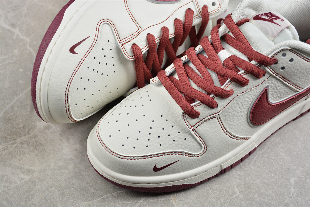 SB Dunk Low Supreme x The North Face White Red
