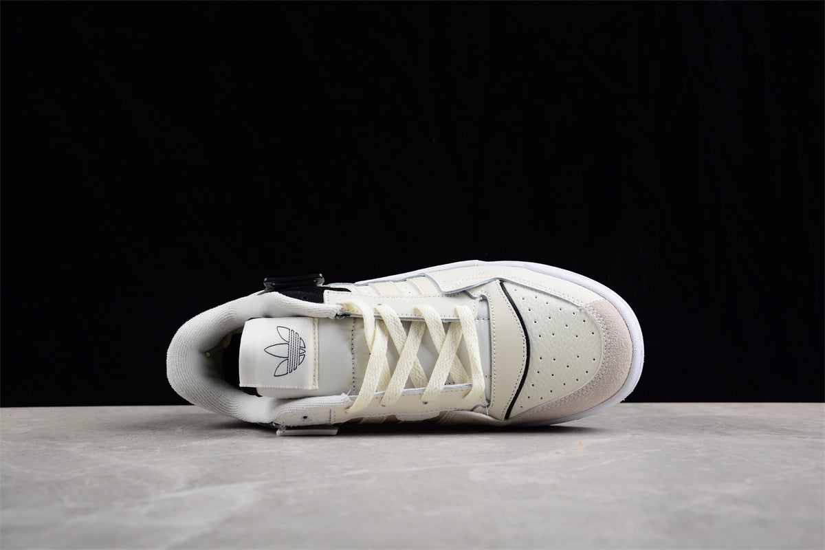 adidas Forum Exhibit Low in Cream White/Black