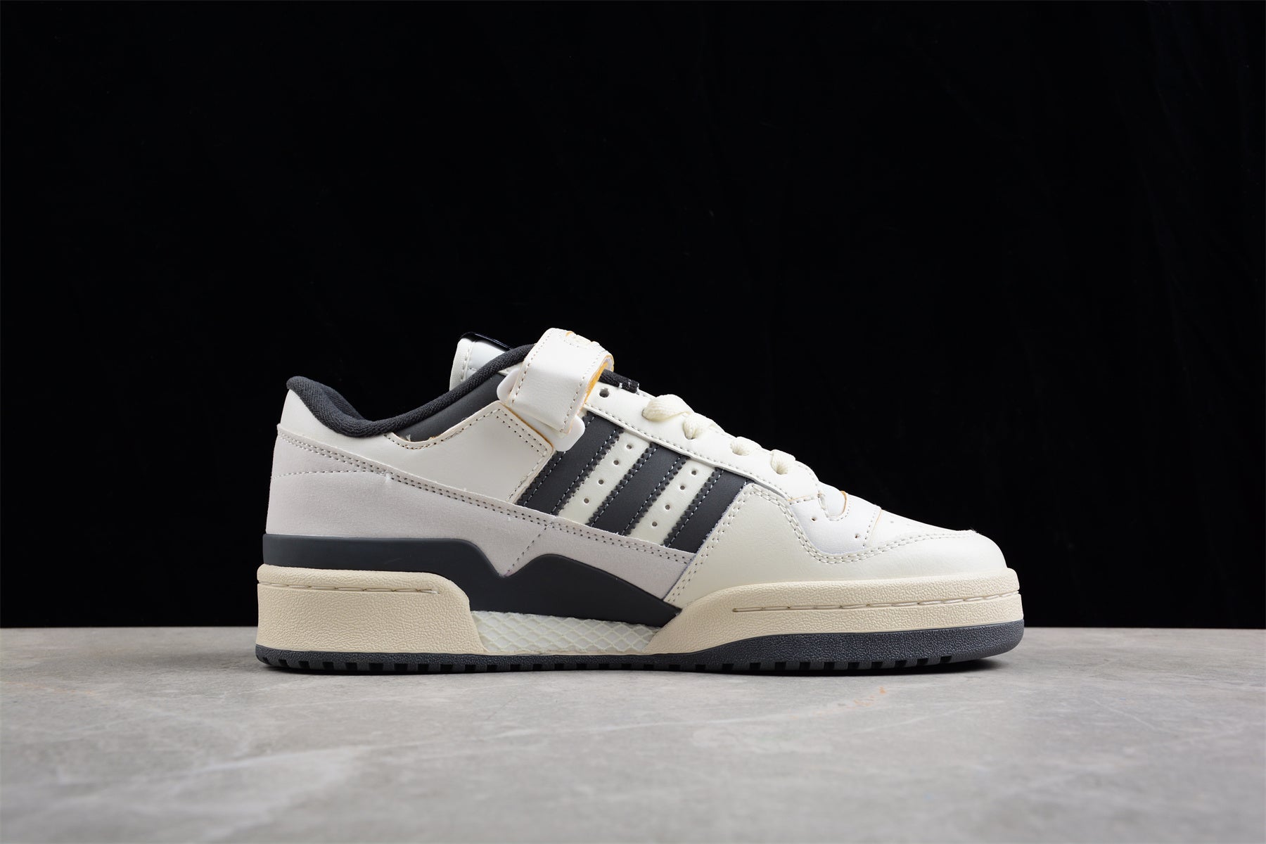 adidas Forum 84 Low in Off White/Shadow Navy