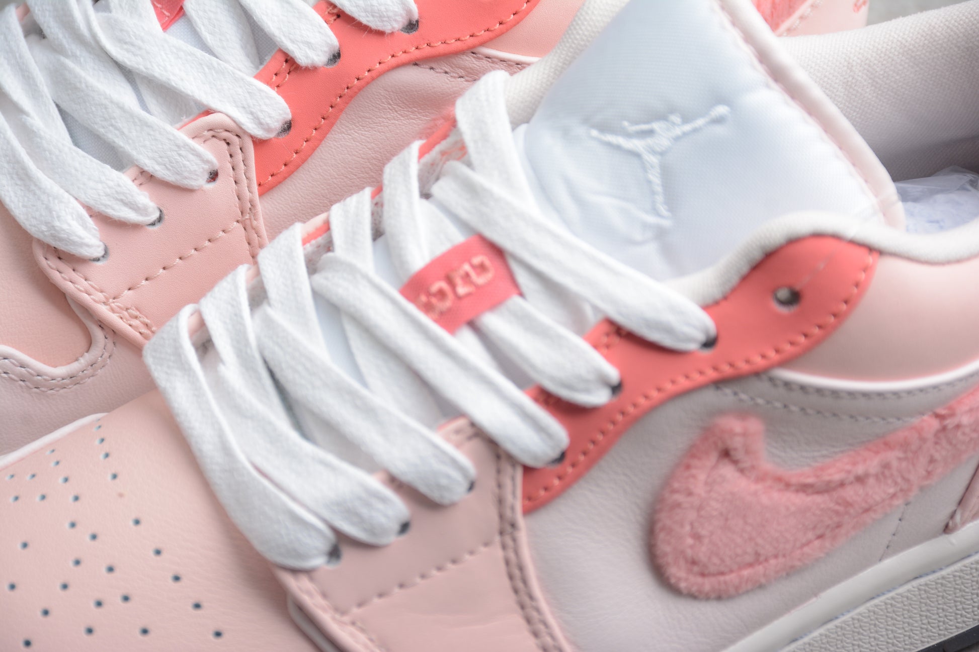 Air Jordan 1 Low SE WMNS "Mighty Swooshers"