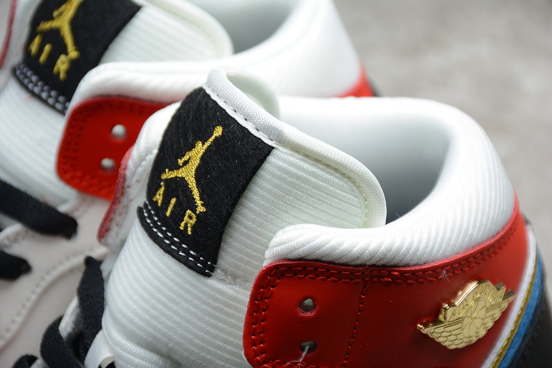 Air Jordan 1 Mid "Noir/Rouge Gym/Or Metallic" - Best Reps Website 2025
