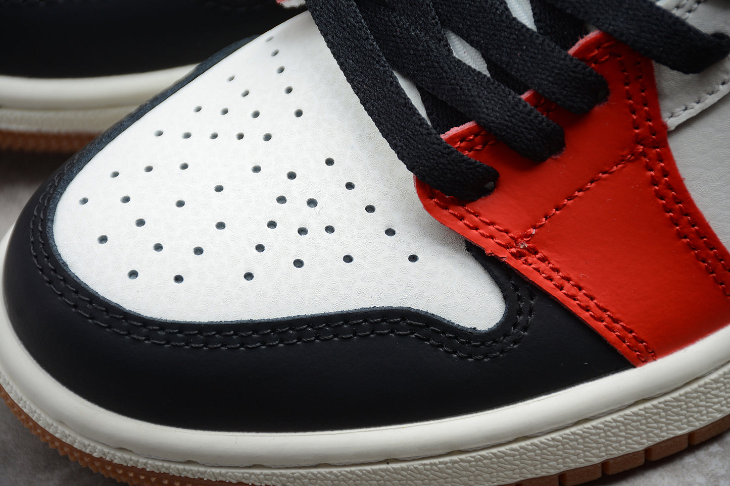 Air Jordan 1 Mid "Noir/Rouge Gym/Or Metallic" - Best Reps Website 2025