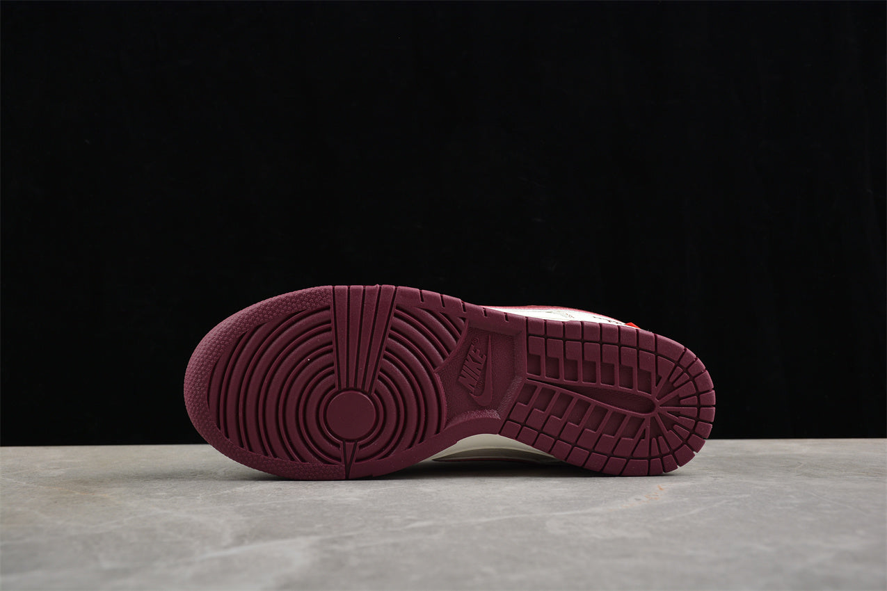 SB Dunk Low Supreme x The North Face White Red