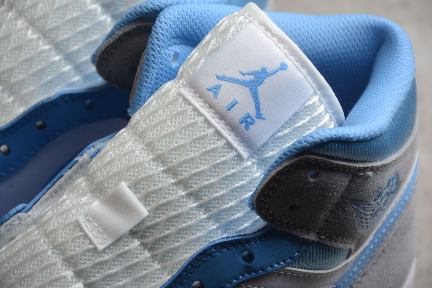 Air Jordan 1 Mid "University Blue Grey"