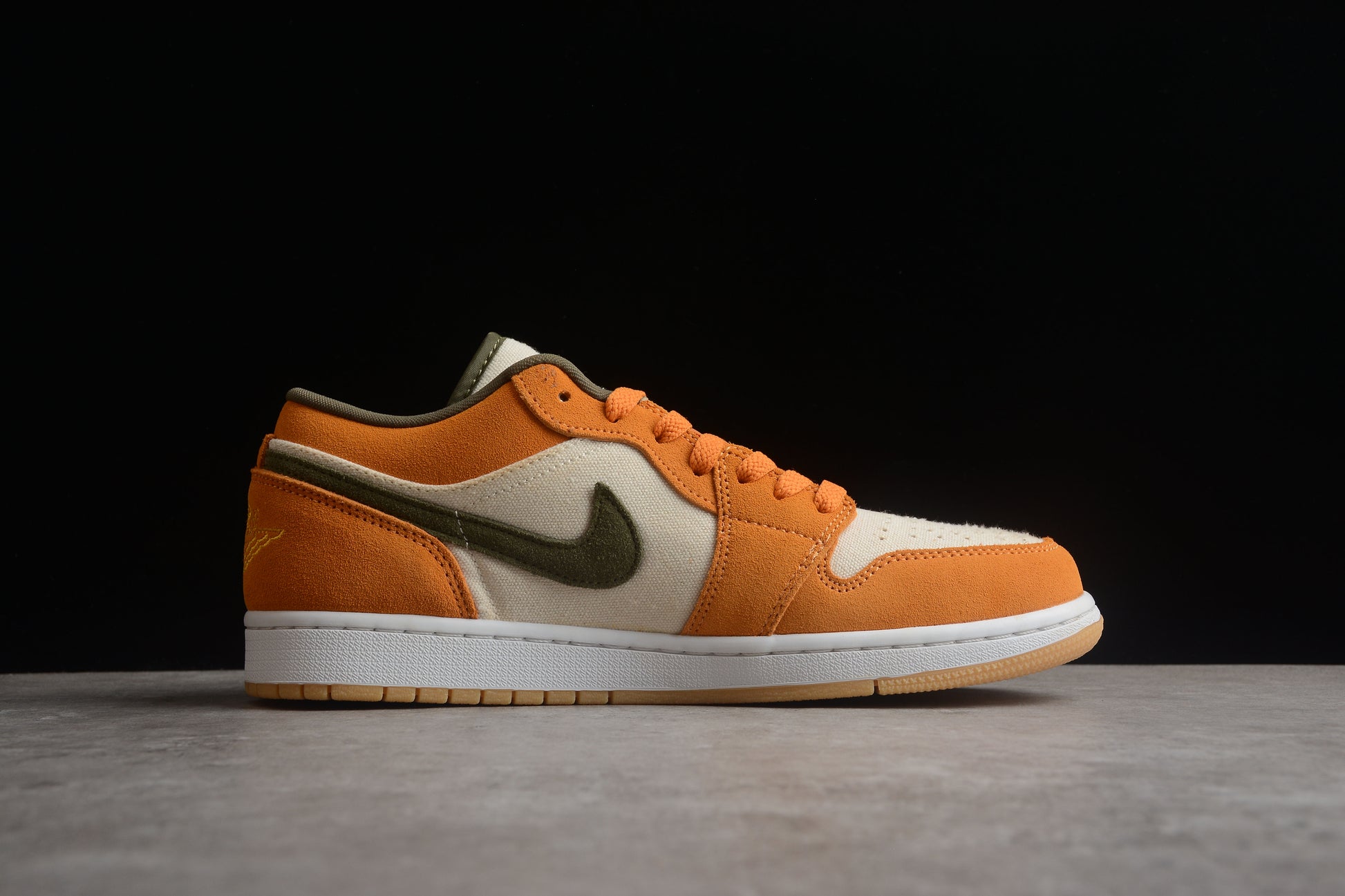 Air Jordan 1 Low SE "Light Curry"