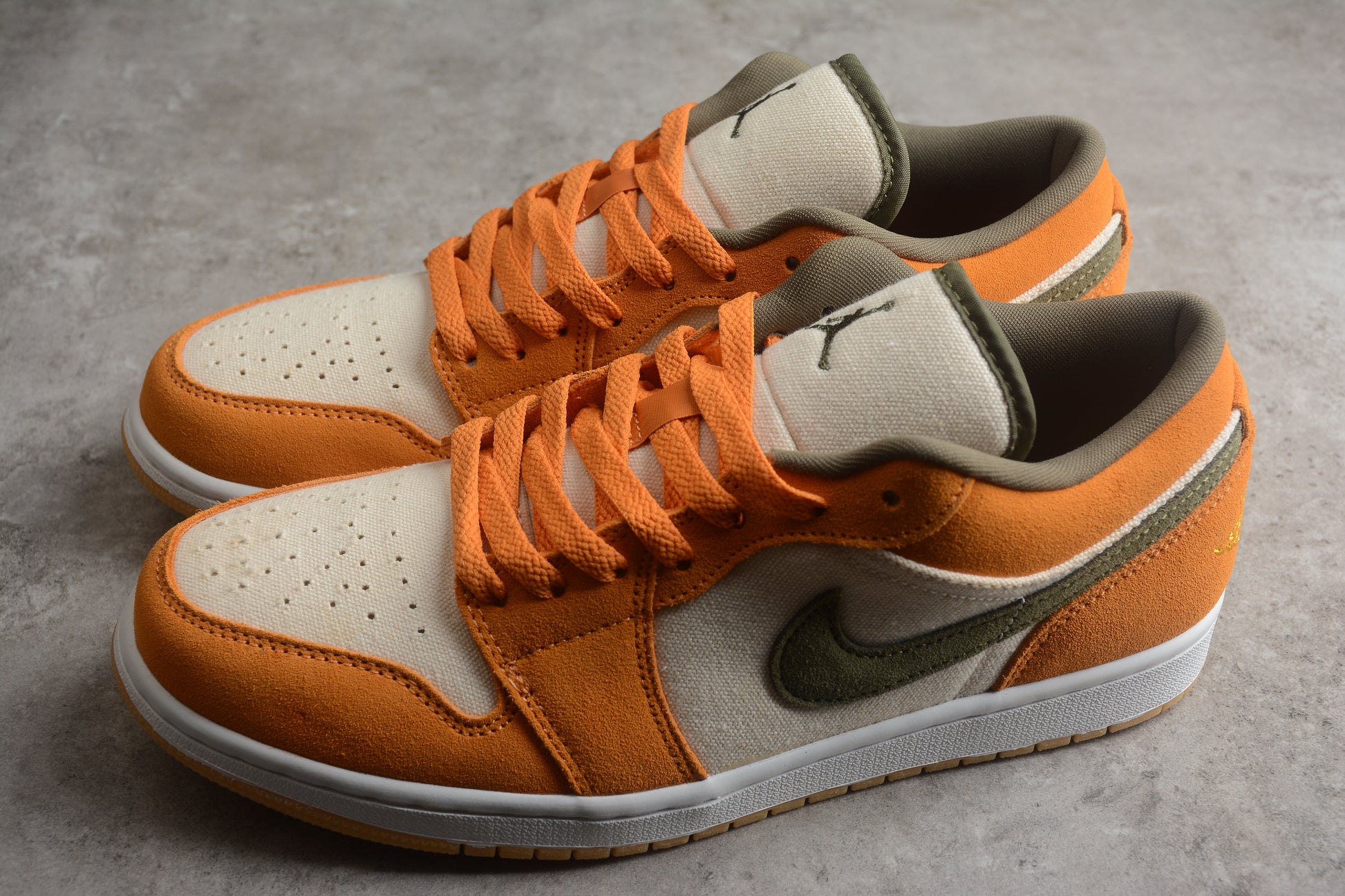 Air Jordan 1 Low SE "Light Curry"