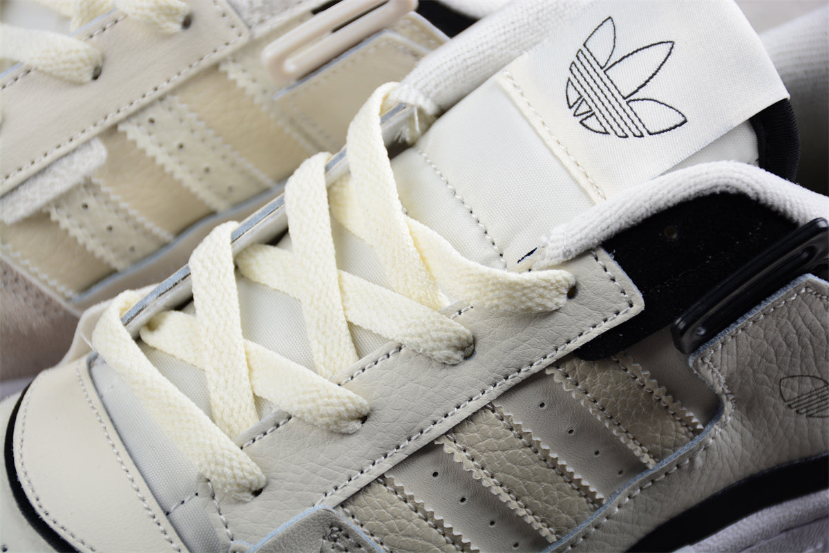 adidas Forum Exhibit Low in Cream White/Black