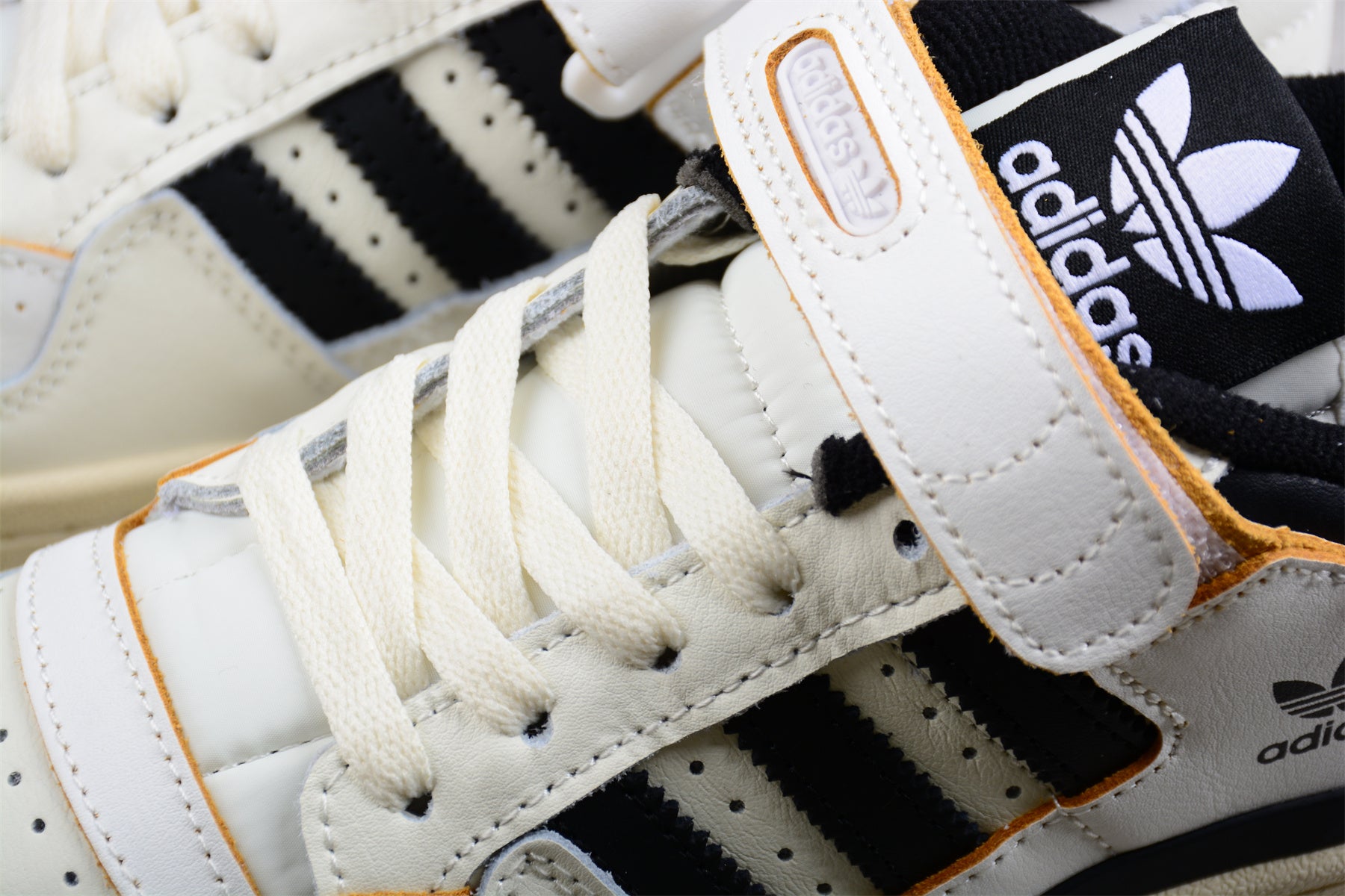 adidas Forum 84 Low in Off White/Core Black
