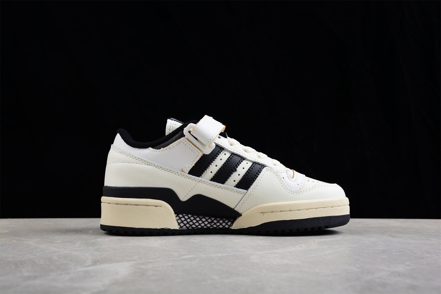  adidas Forum 84 Low in Off White/Core Black 