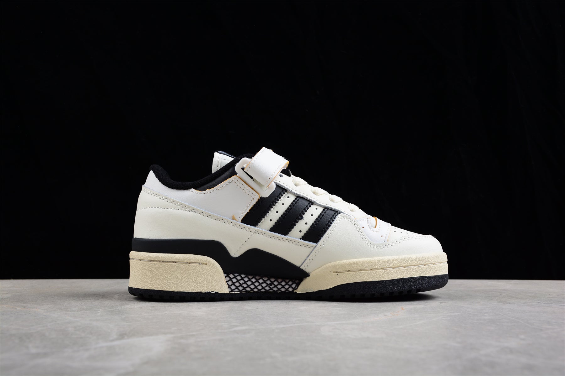  adidas Forum 84 Low in Off White/Core Black 
