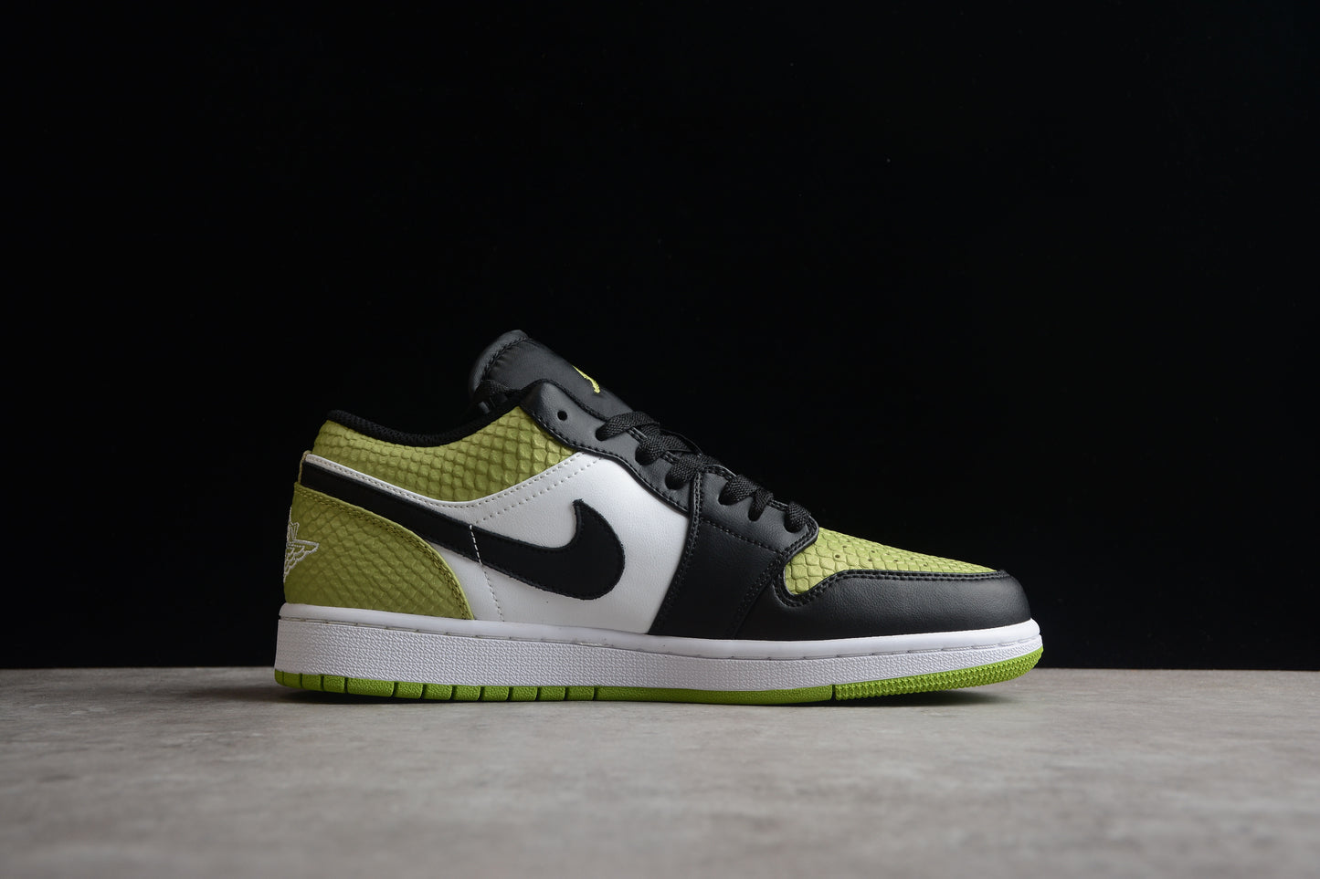 Air Jordan 1 Low SE "Vivid Green Snakeskin"