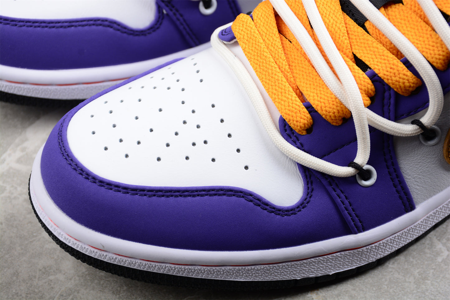 Air Jordan 1 Low 553558-062 – Sleek & Timeless