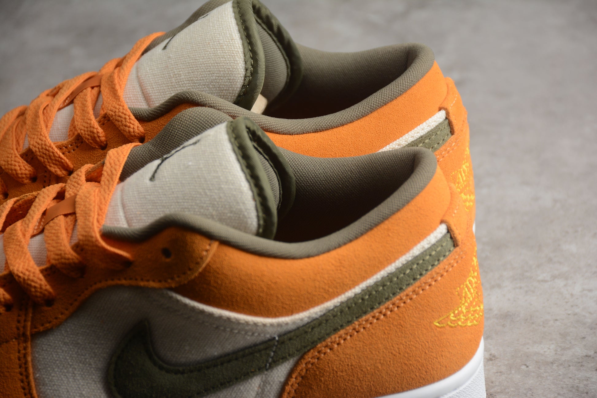 Air Jordan 1 Low SE "Light Curry"