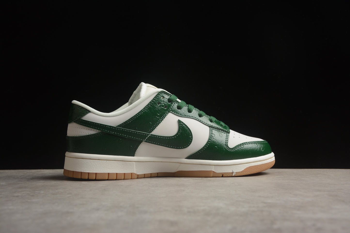 Nike SB Dunk Low LX "Gorge Green"