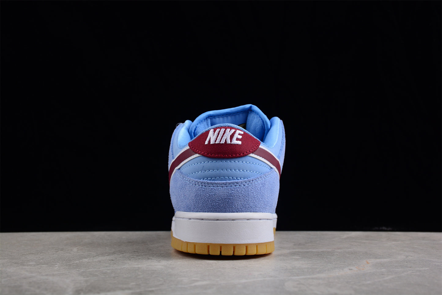 Nike SB Dunk Low “Phillies”