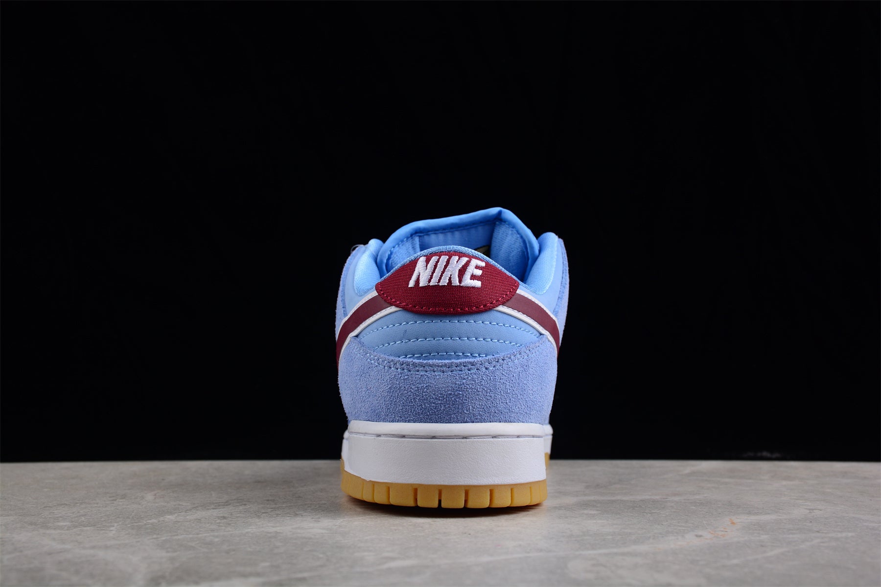 Nike SB Dunk Low “Phillies”