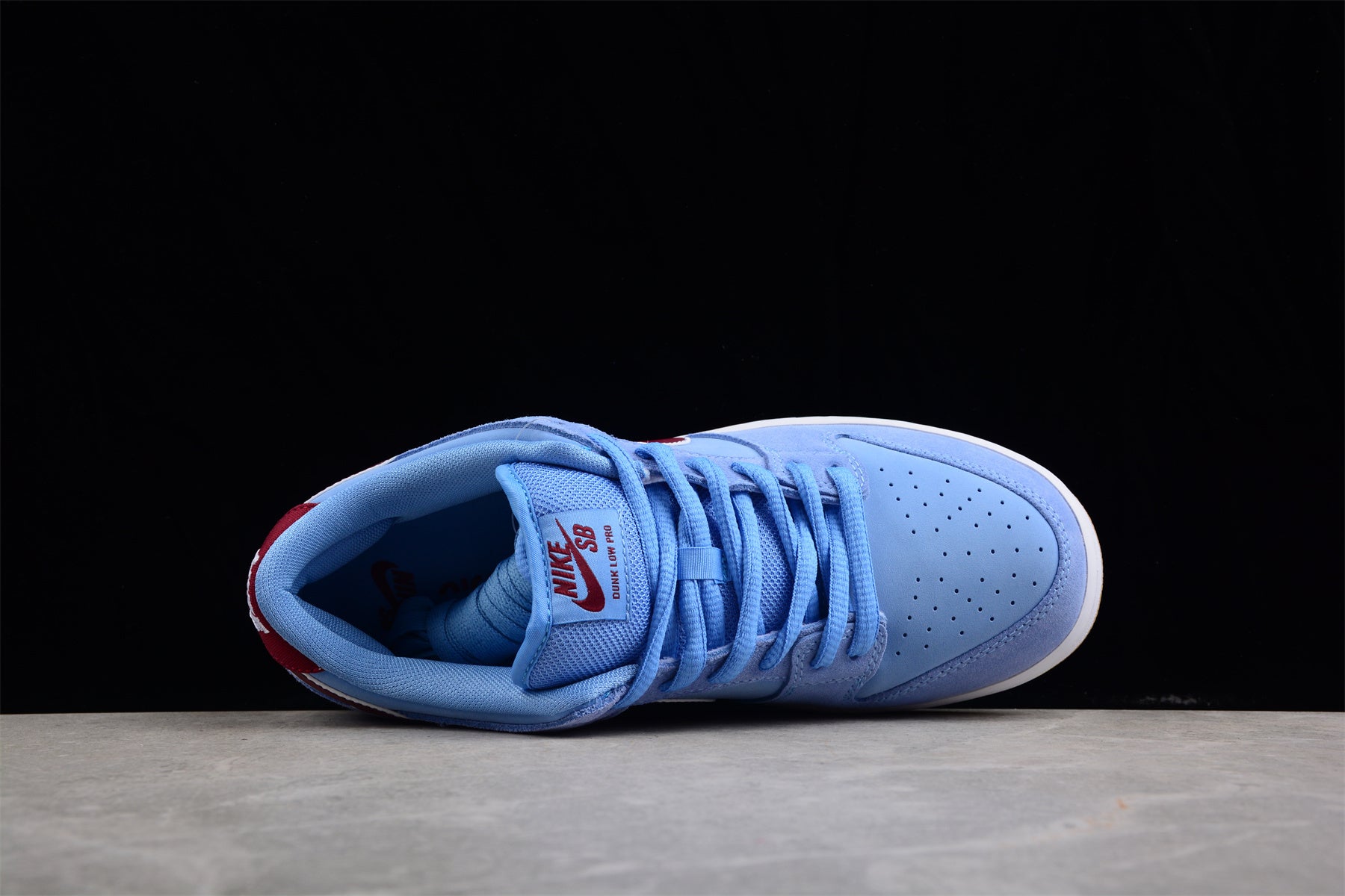 Nike SB Dunk Low “Phillies”