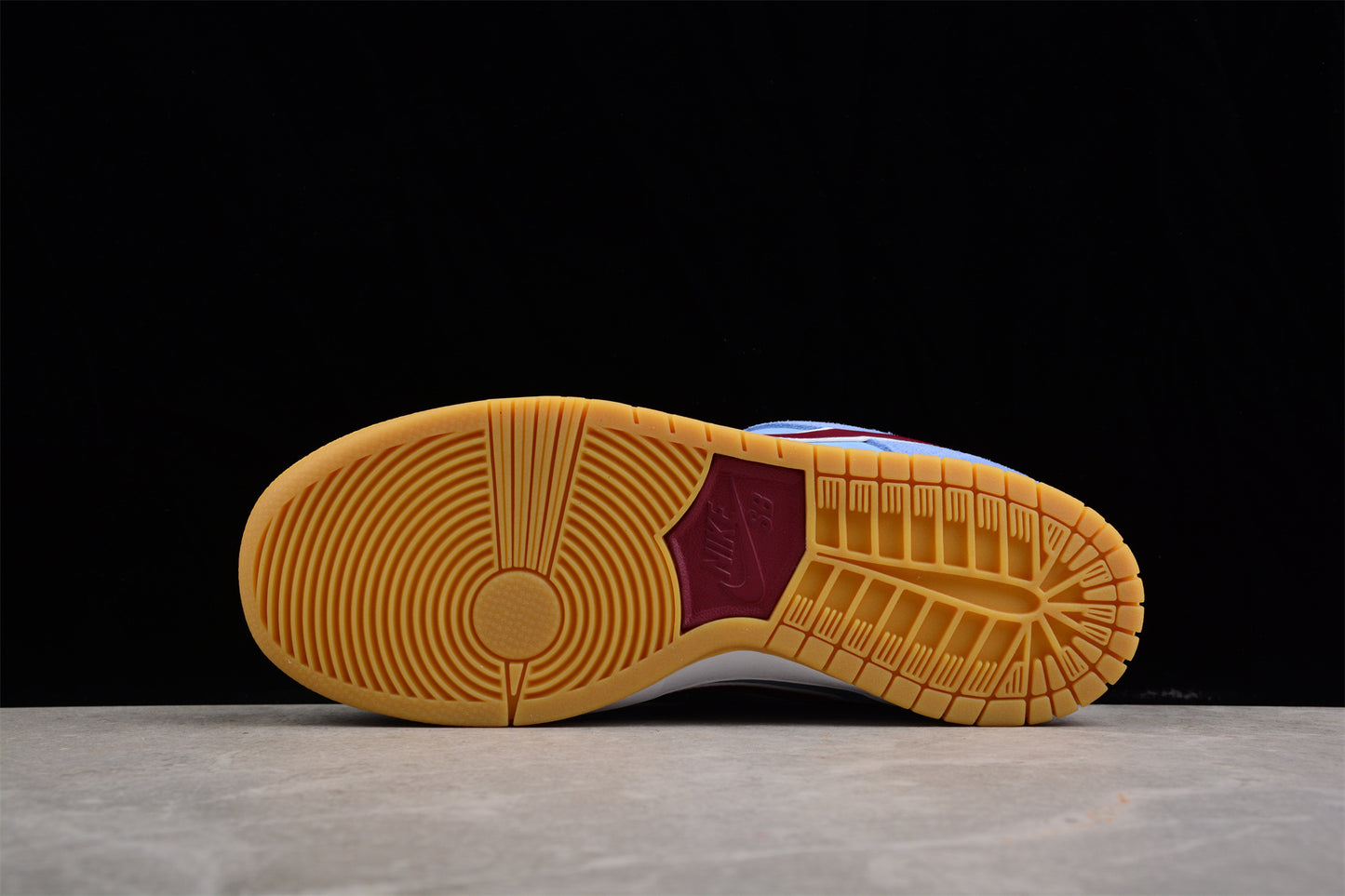 Nike SB Dunk Low “Phillies”