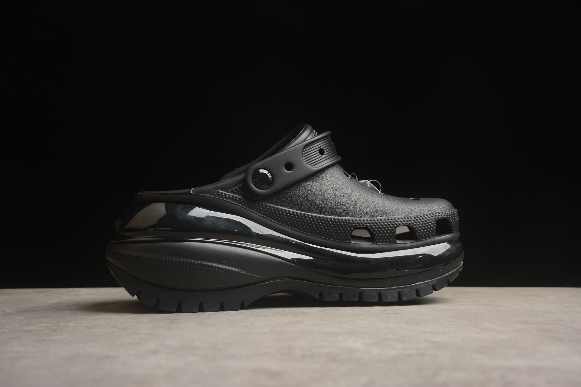 Crocs Mega Crush Clogs – Black