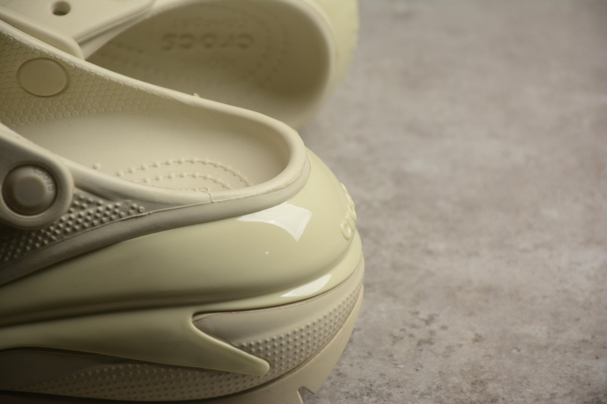 Crocs Mega Crush Clogs – Beige