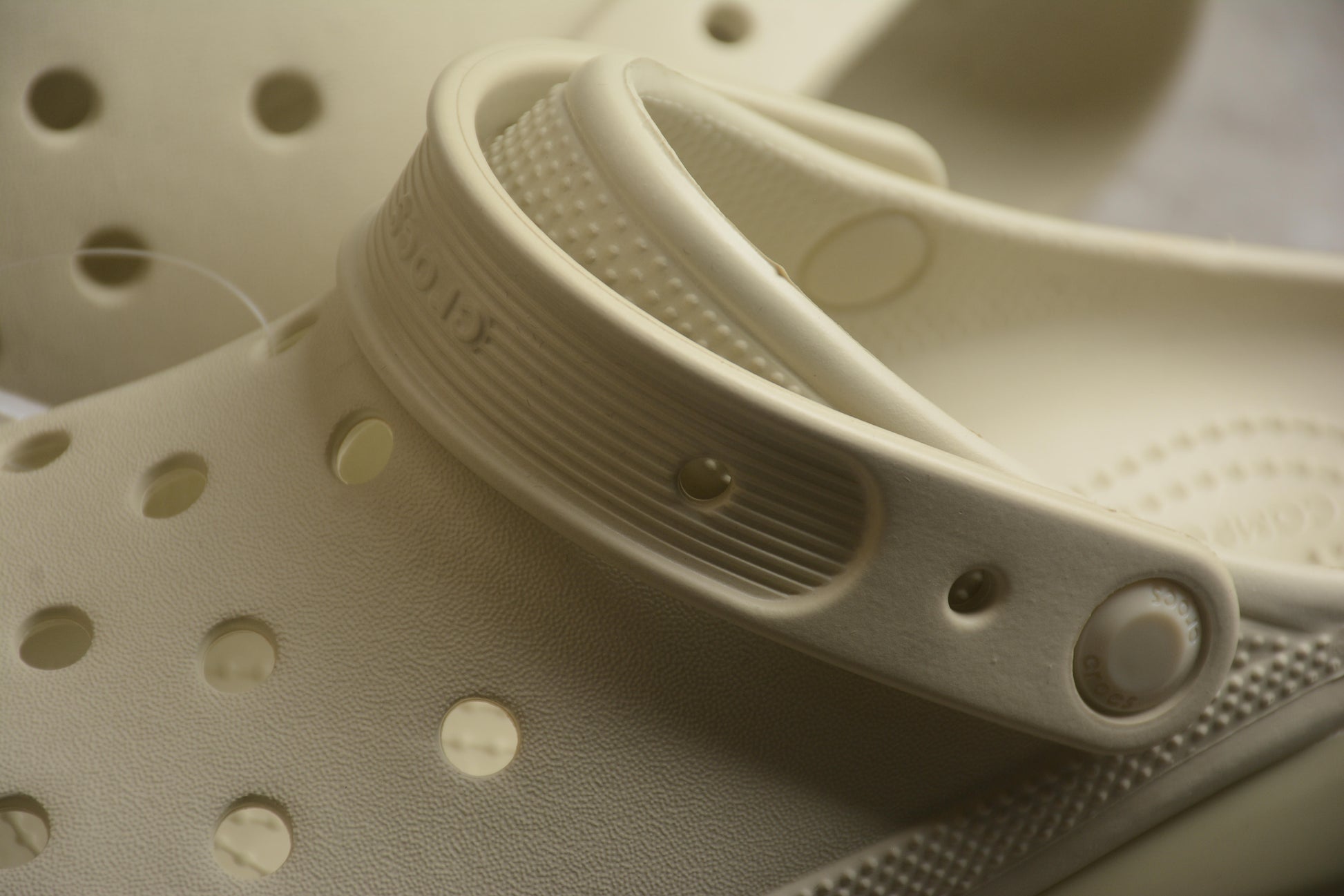 Crocs Mega Crush Clogs – Beige