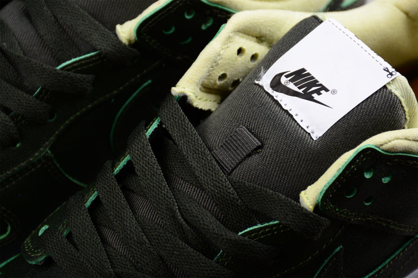 Nike SB Dunk Low LX "Avocado"