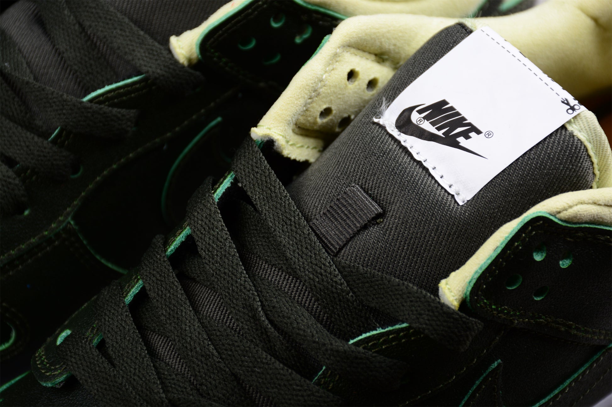 Nike SB Dunk Low LX "Avocado"